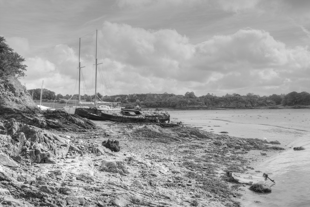HDR Cimetiere a bateaux B&W scheepskerkhof scheepswrakken scheepswrak urbex quelmer rance bretagne frankrijk kerkhof schip schepen boot boten graffiti strand zwart wit foto